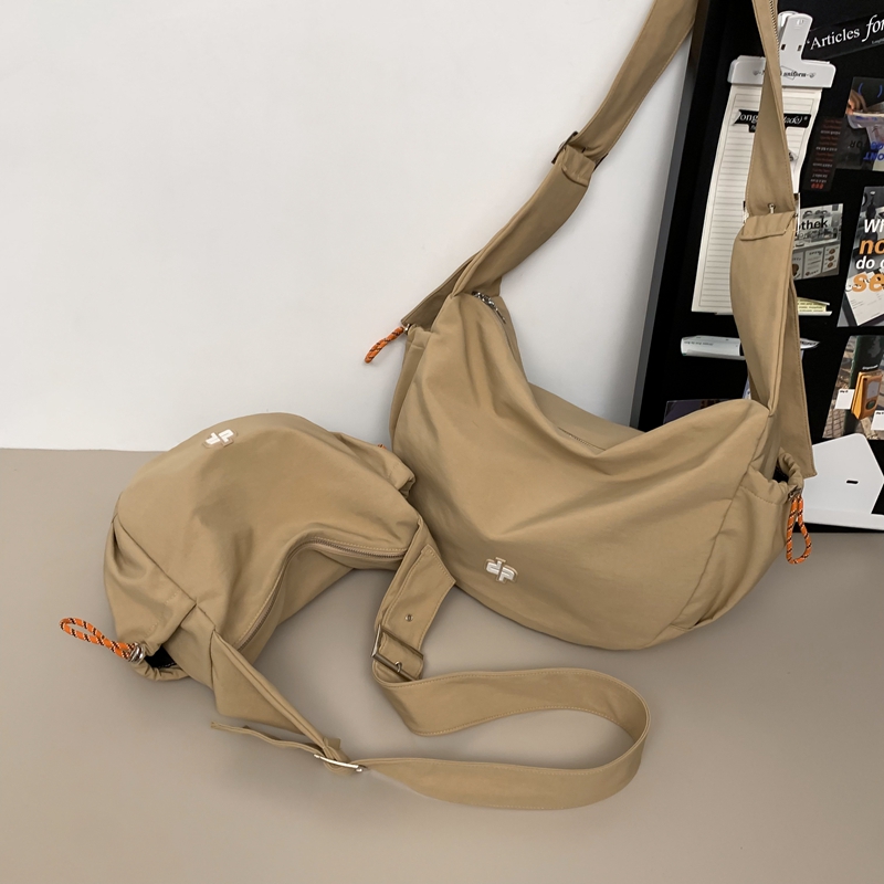 The khaki-sized shoulder belt zipper